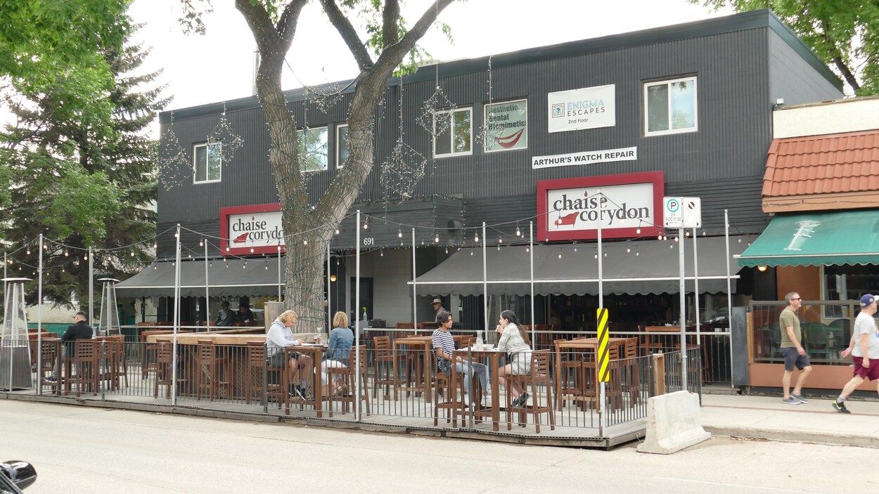 Le restaurant Chaise Corydon vu à partir de l'autre côté de la rue.