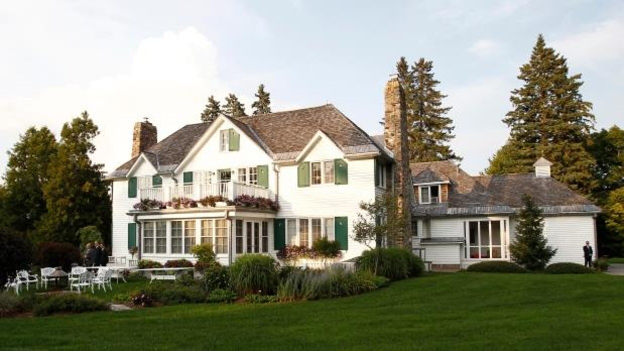 La façade de la résidence d'été du premier ministre du Canada près du Lac Meech. La façade de la résidence d'été du premier ministre du Canada près du Lac Meech.