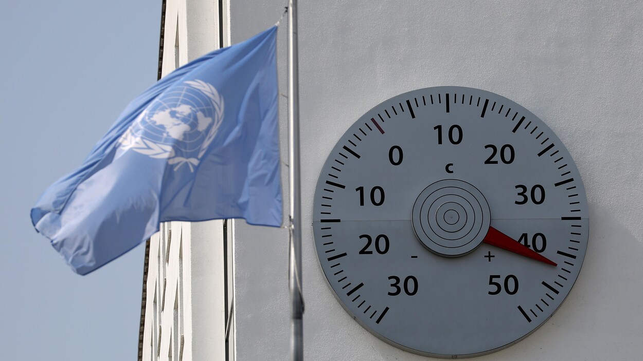 La flèche d'un thermomètre public affiche près de 42 degrés Celsius.