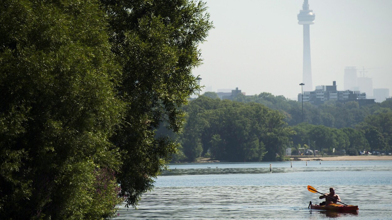 Photo d'un homme qui fait du kayak sur le lac Ontario à Toronto.