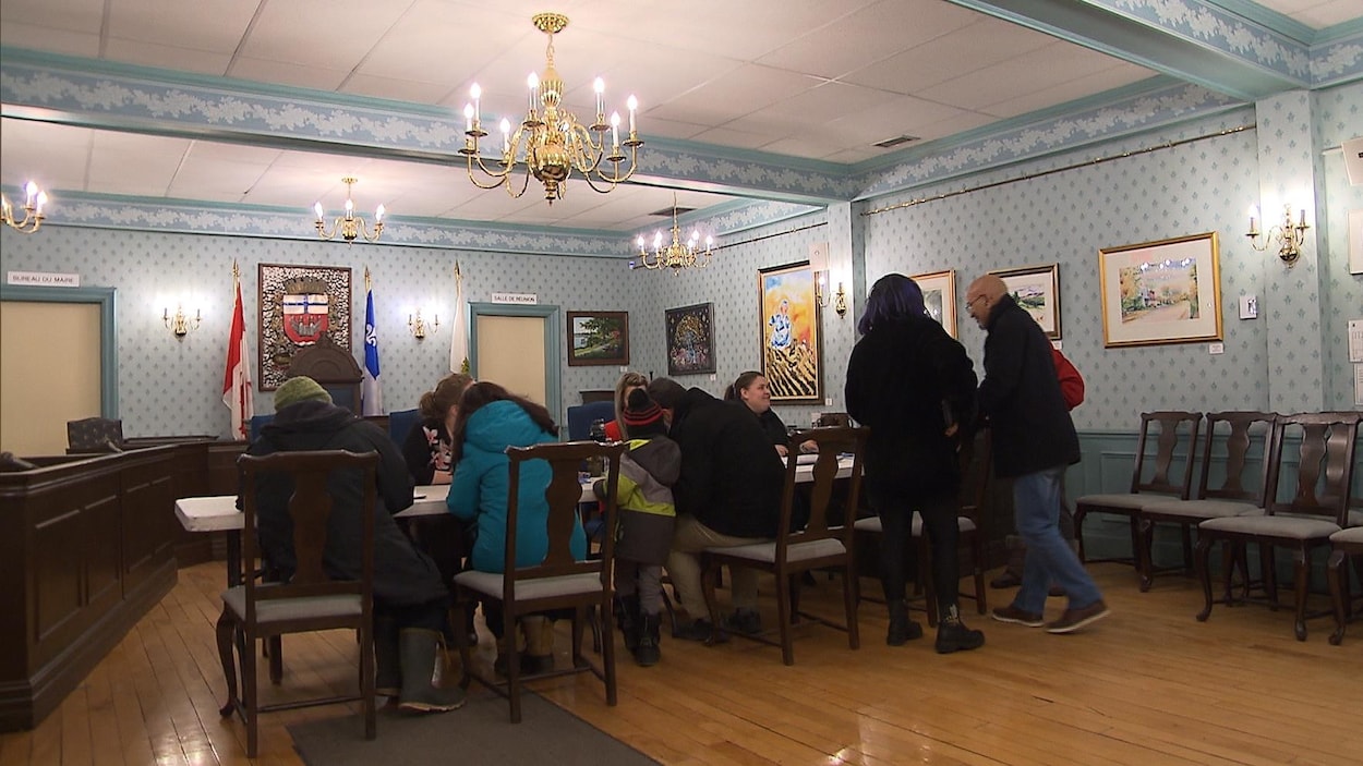 L'intérieur de l'hôtel de ville de Chambly, où des citoyens signent des documents. L'intérieur de l'hôtel de ville de Chambly, où des citoyens signent des documents.