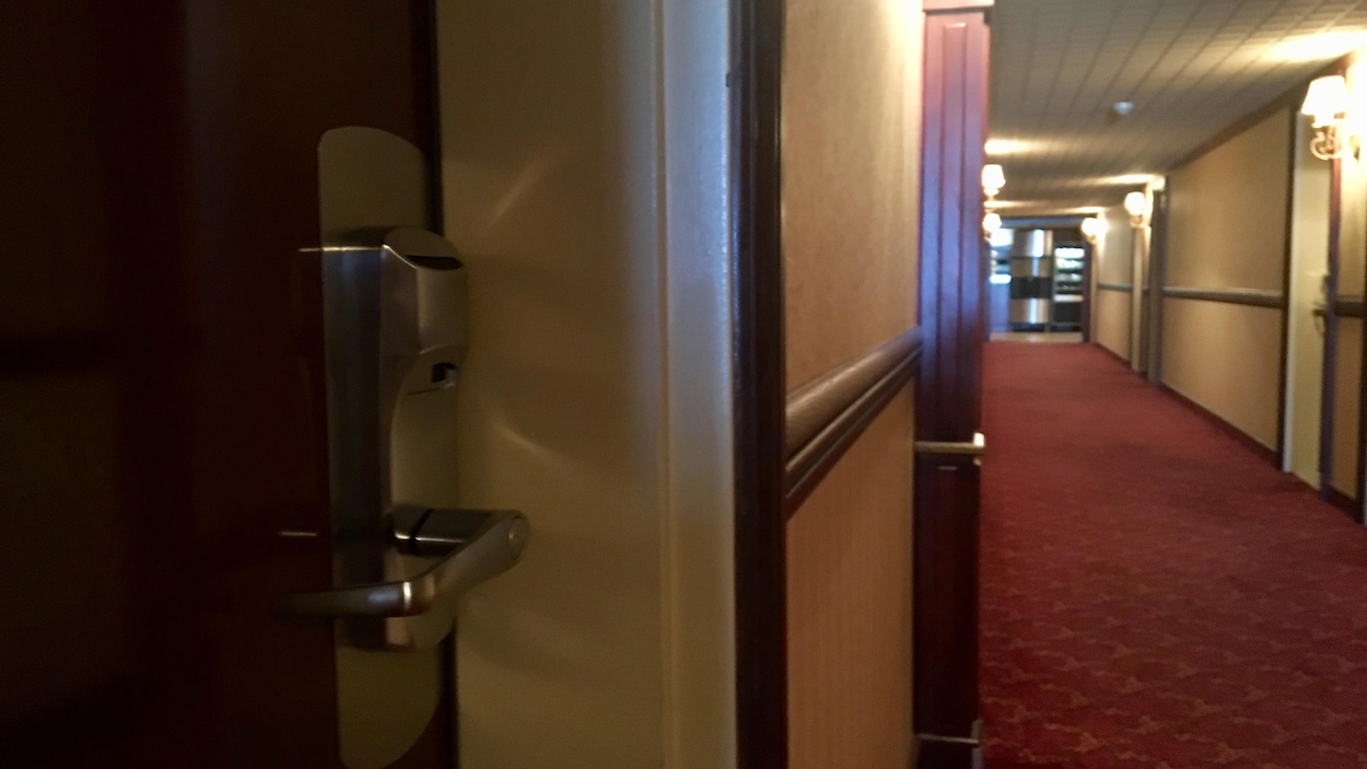 Corridor dans un hôtel et porte de chambre d'hôtel.