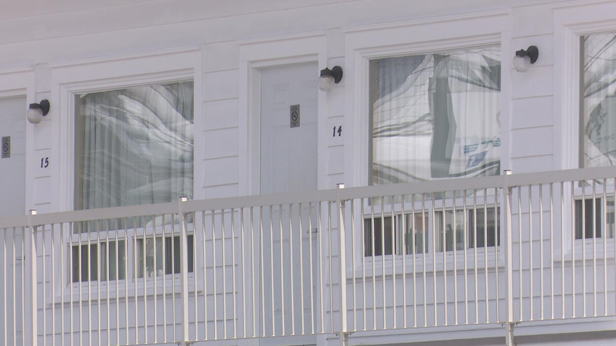 Deux chambres de motel vues de l'extérieur.
