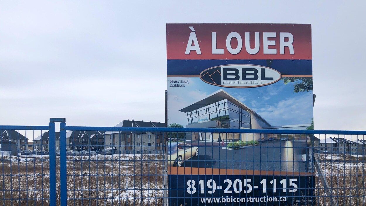 Un panneau d'une entreprise de construction près d'un champ à gatineau.