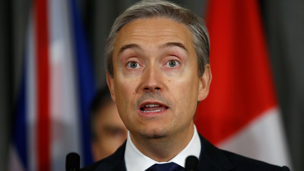 François-Philippe Champagne parle devant un lutrin lors d'une réunion à Londres.