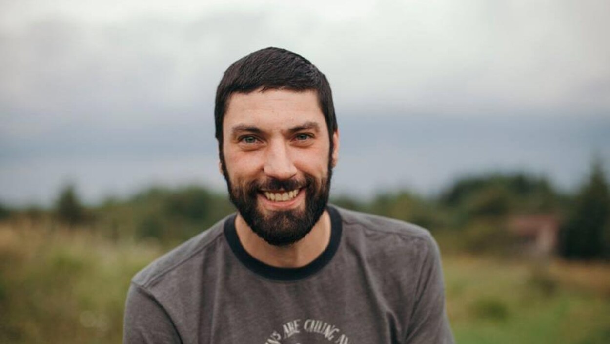Photo d'un homme avec une barbe.