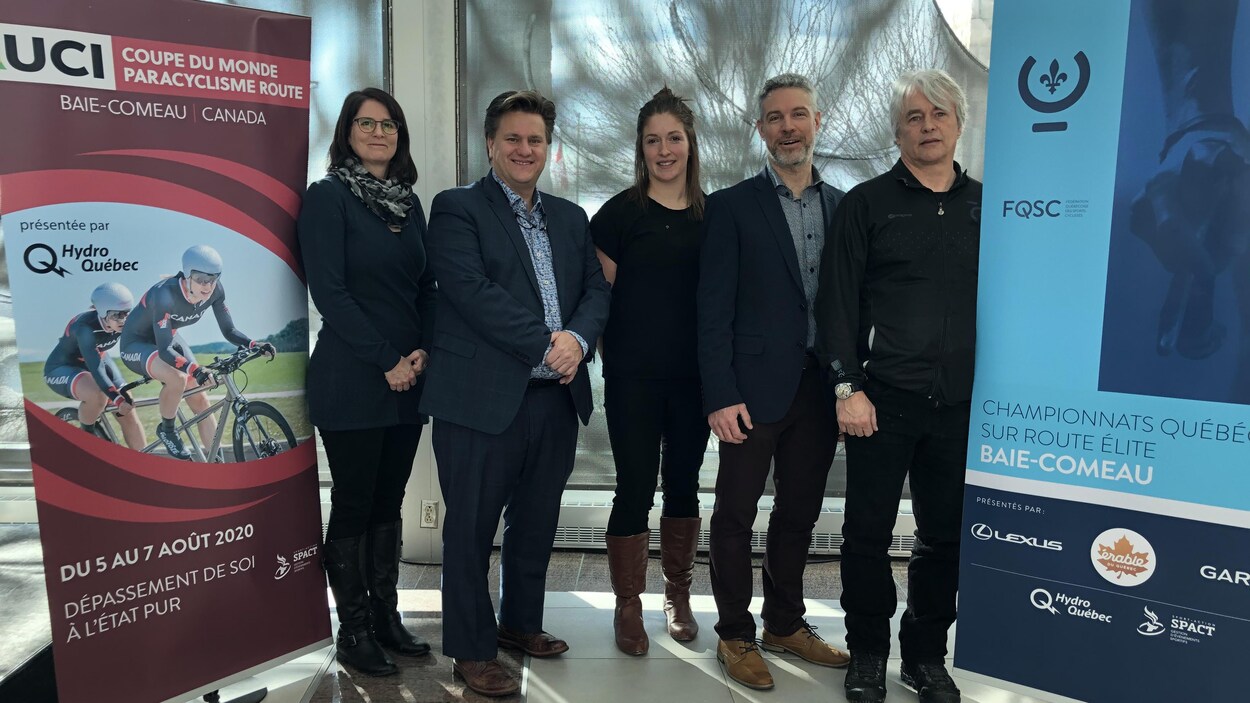 Cinq personnes proches de l'organisation des événements prennent la pose à la salle de spectacle de Baie-Comeau.