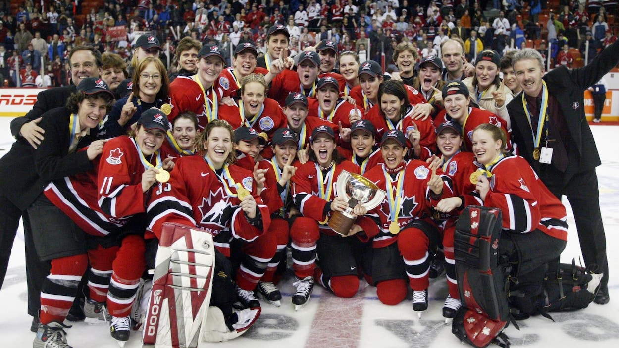 Photo d'équipe d'Équipe Canada en 2004 après avoir gagné la médaille d'or au Championnat du monde de hockey féminin.