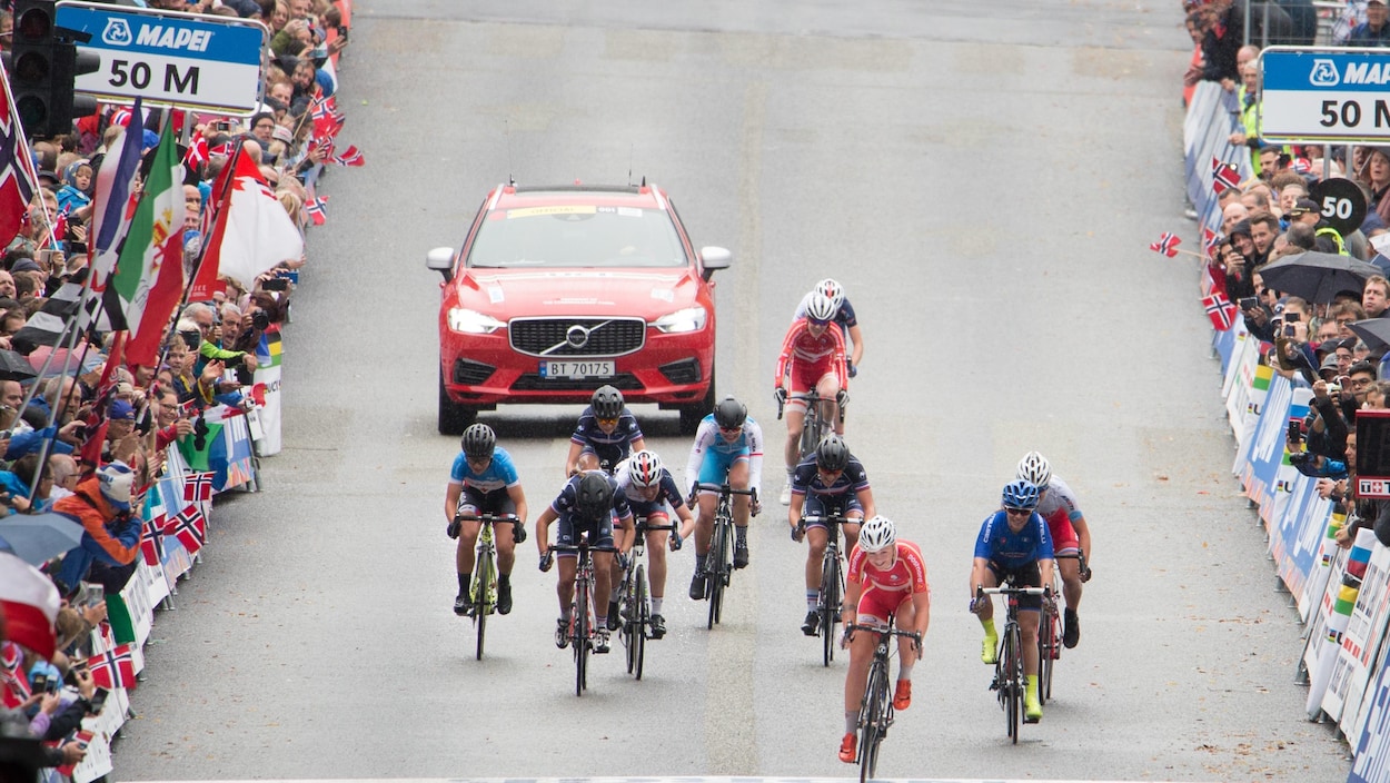 Simone Boilard à l'extrême gauche lors des Championnats du monde de cyclisme sur route chez les juniors à Bergen en Norvège Simone Boilard à l'extrême gauche lors des Championnats du monde de cyclisme sur route chez les juniors à Bergen en Norvège