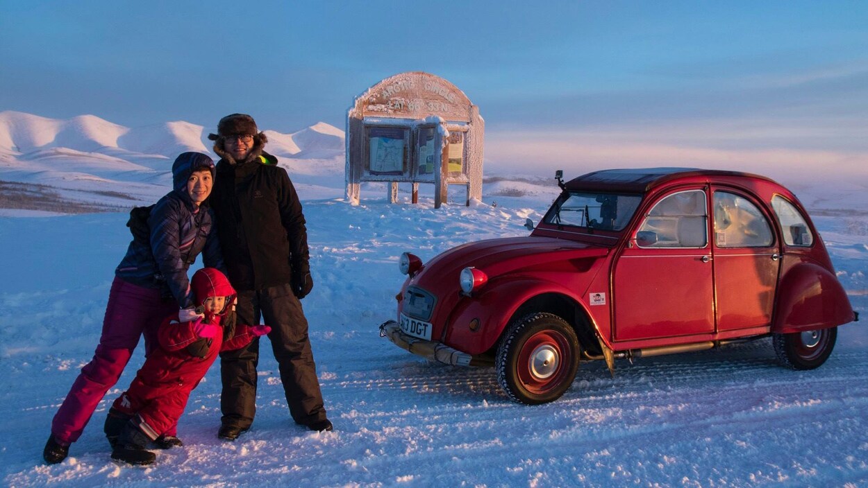 Chang Luo (à droite) et sa famille avec leur Citroën 2 CV rouge dans le cercle arctique. Chang Luo (à droite) et sa famille avec leur Citroën 2 CV rouge dans le cercle arctique.