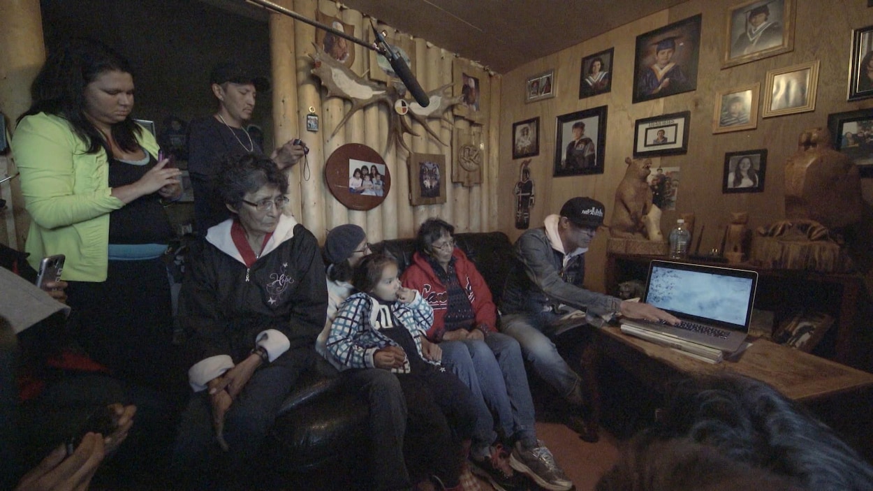 Gord Downie avec la famille de Chanie Wenjack