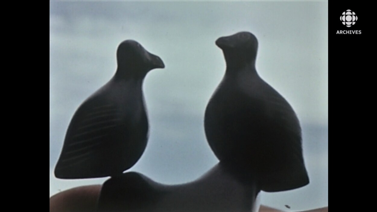 Sculpture inuite représentant deux oiseaux.