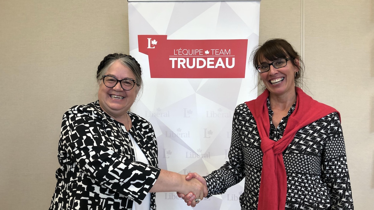 La ministre du Revenu national, Diane Lebouthillier avec la candidate libérale Chantal Pilon lors de son investisture, dimanche, à Rimouski.