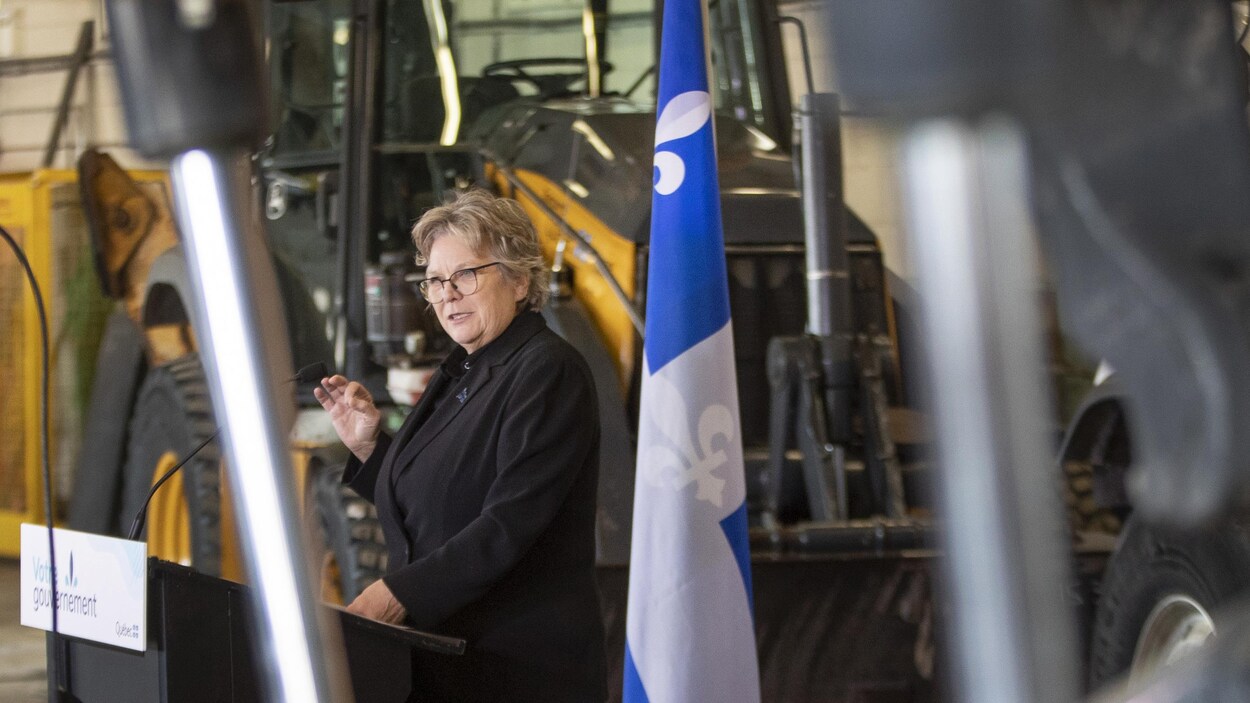 Chantal Rouleau tient une conférence de presse.
