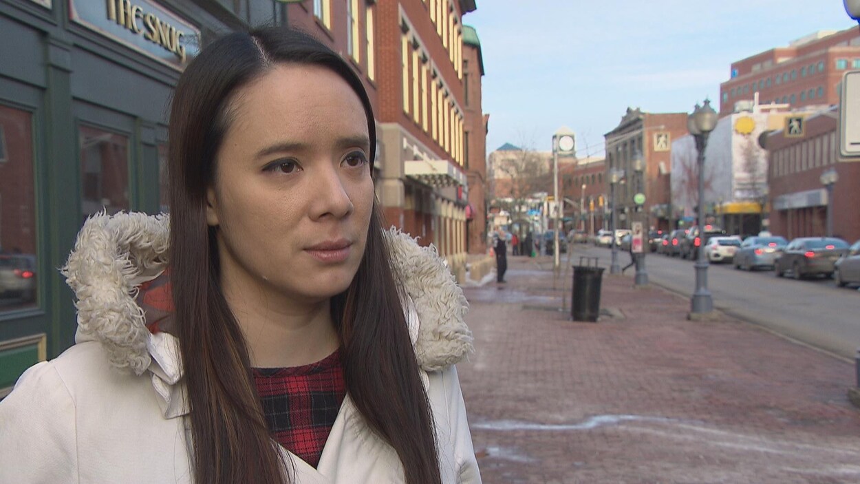 Chantal Thanh De Alba en entrevue sur la rue Main à Moncton.