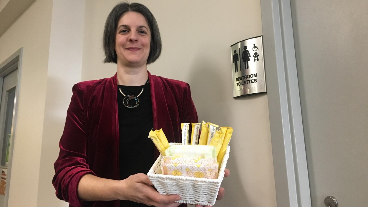 Chantale Bellemare tient un panier de produits menstruels.