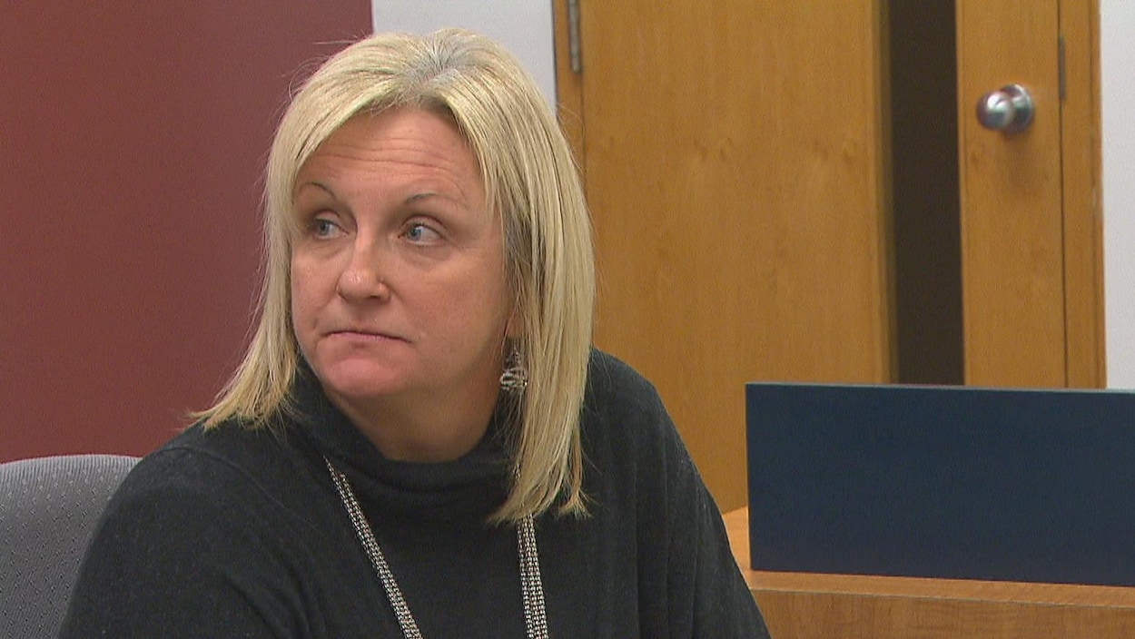 Chantale Cyr dans une salle d'audience du Tribunal administratif du travail