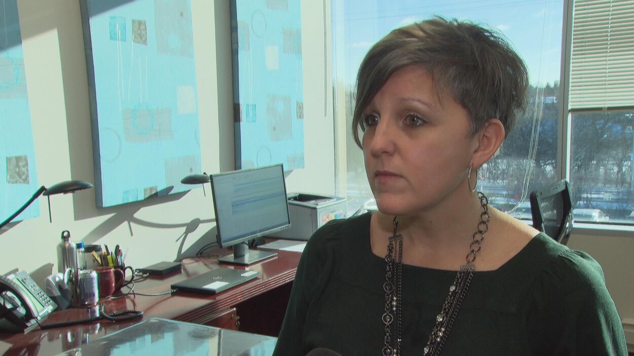Mme LeClerc en entrevue avec Radio-Canada dans son bureau.