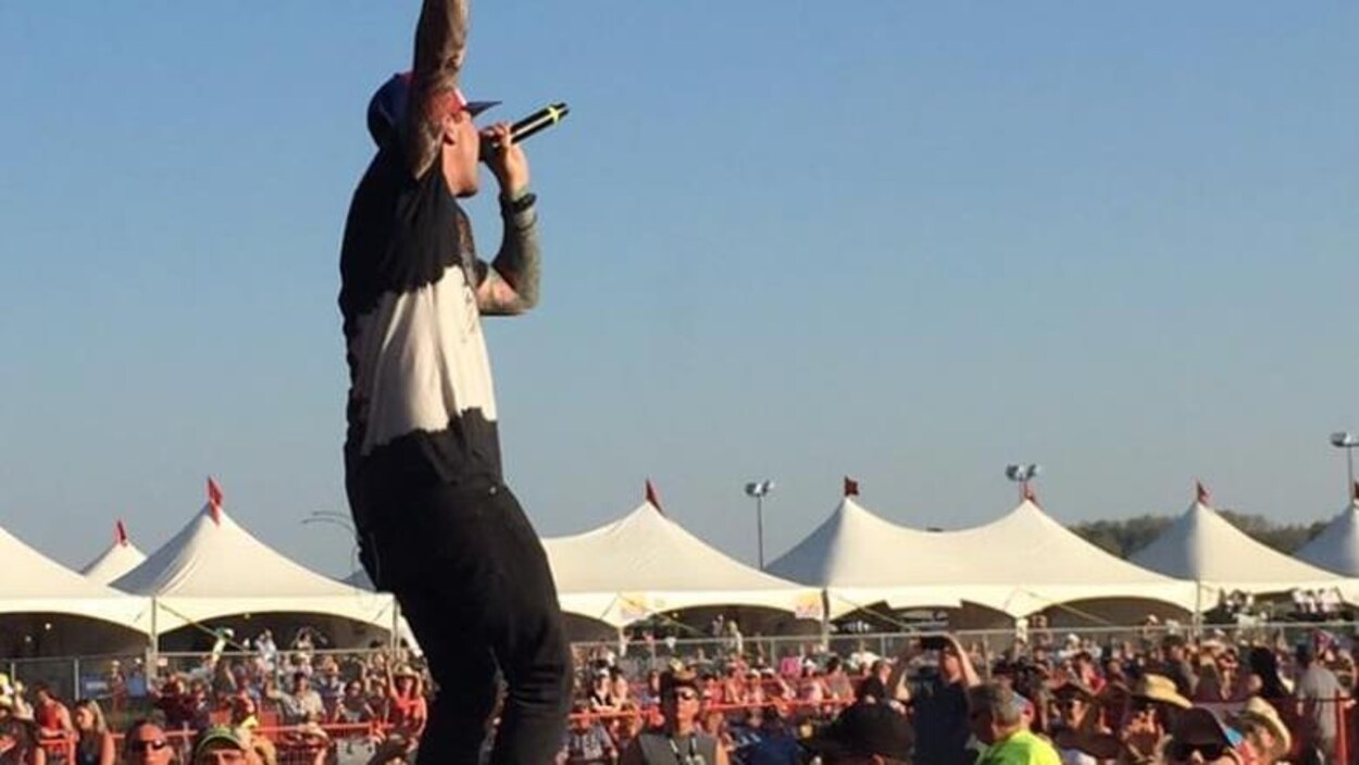 Dallas Smith chante au micro devant une foule.