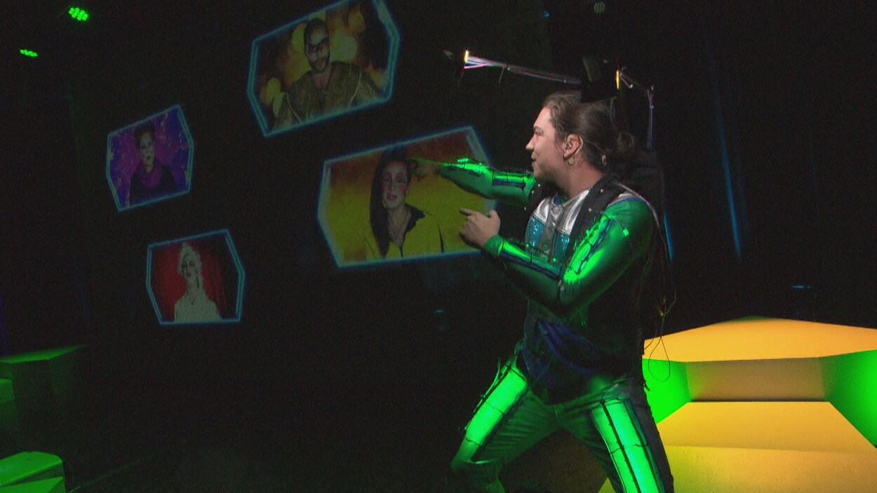 Un comédien portant un costume futuriste vert métallique.