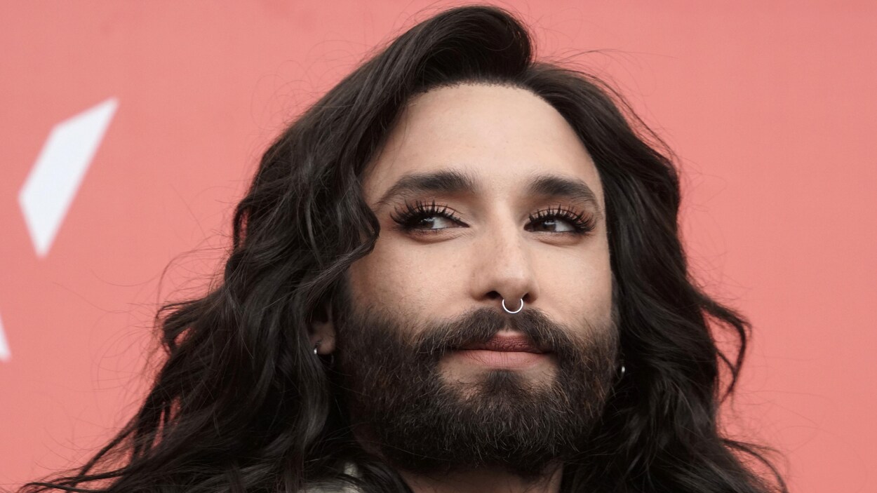 La chanteuse autrichienne Conchita Wurst regarde sur le côté. La chanteuse autrichienne Conchita Wurst regarde sur le côté.