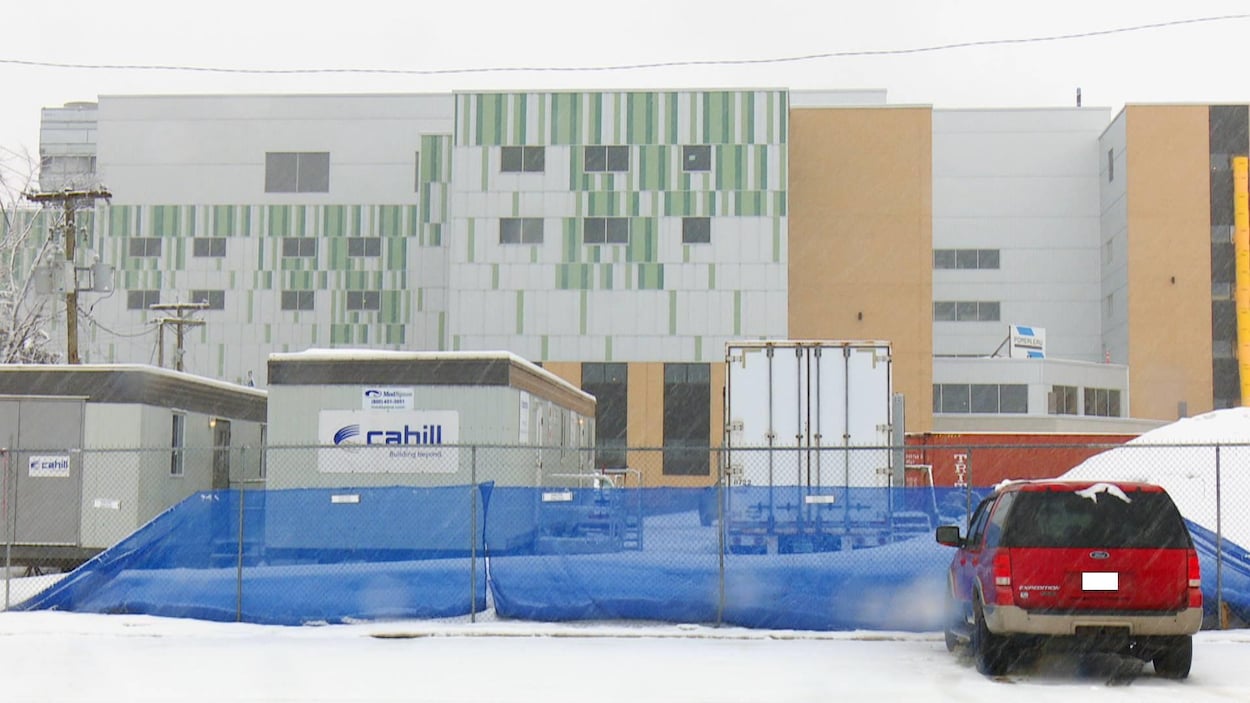 Des bâtiments pour les ouvriers sur le côté de l'hôpital.