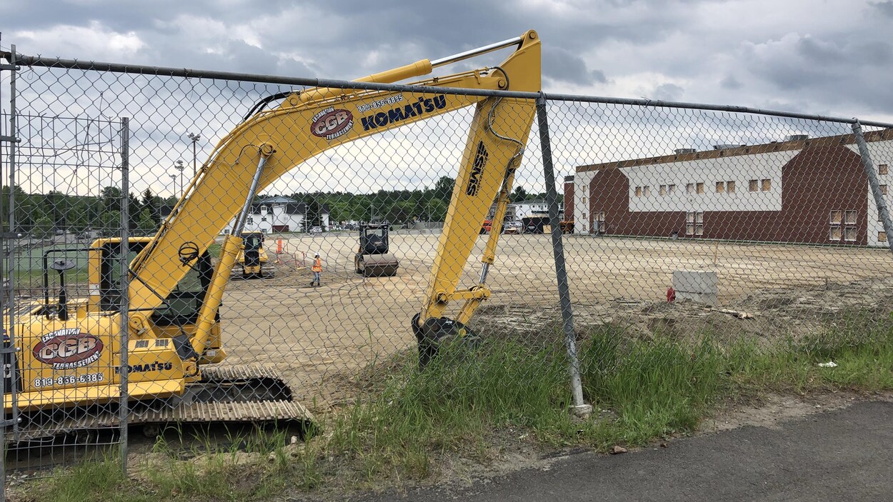 Le chantier du futur complexe sportif de Val-d'Or dérange les résidents de la rue Dion. Le chantier du futur complexe sportif de Val-d'Or dérange les résidents de la rue Dion.