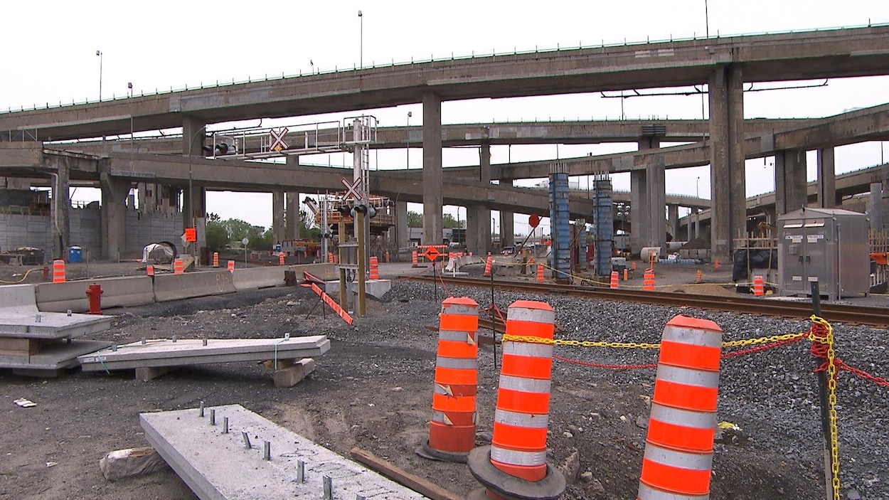 Le chantier de l'échangeur Turcot, à Montréal, où on voit une partie de la structure et des cônes orange.