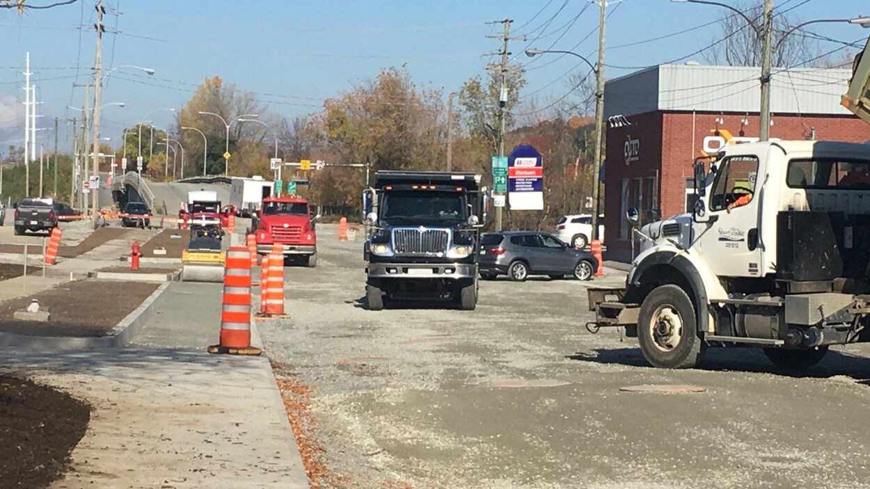 Le chantier de la rue des Grandes-Fourches avec des camions et des cônes orange.