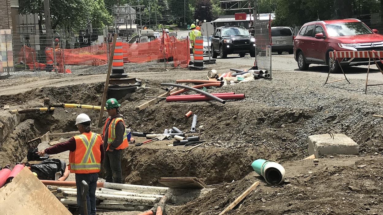 Des travailleurs au chantier du centre-ville de Magog.