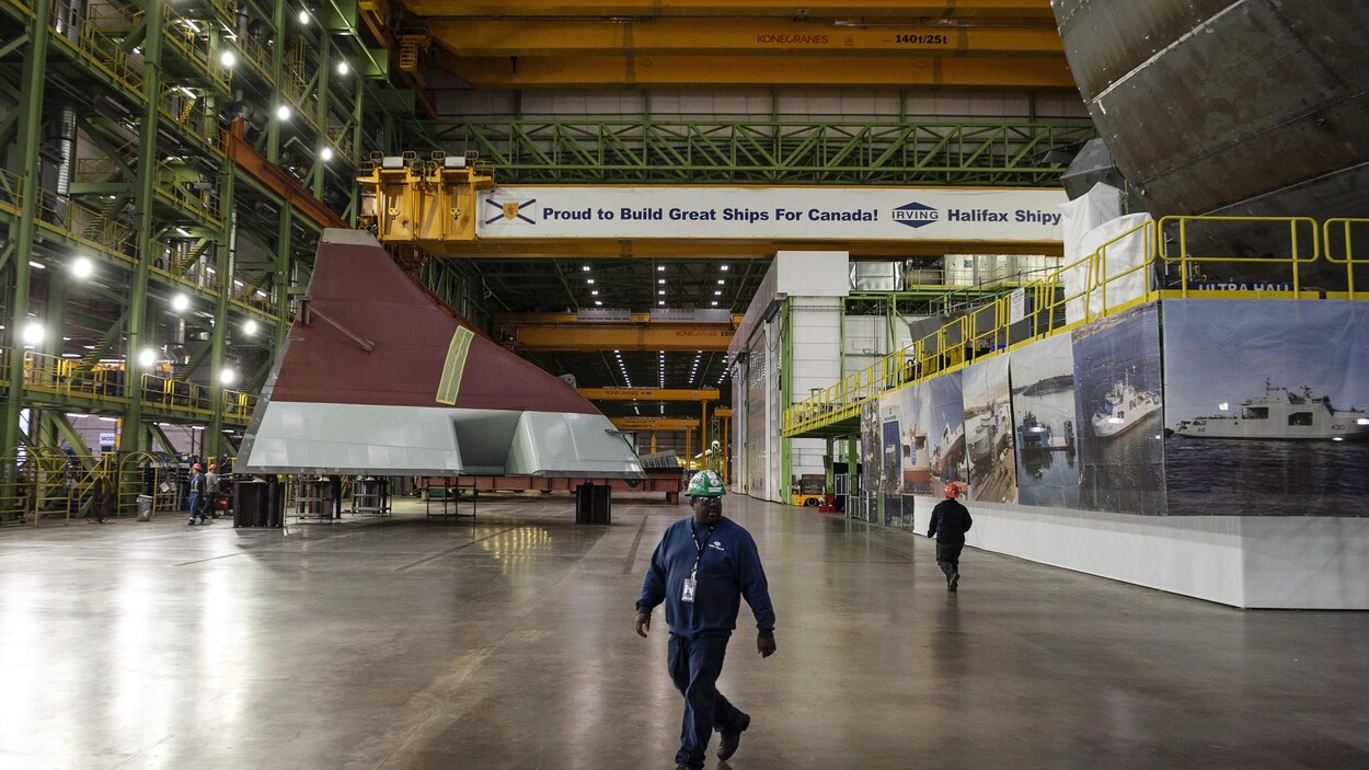 Travailleurs à l'intérieur du bâtiment principal du chantier naval Irving à Halifax le 2 novembre 2018.