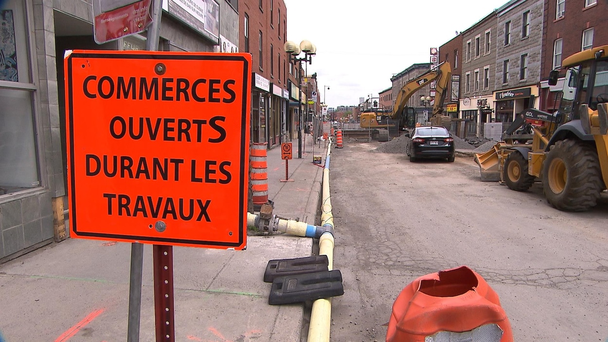 Chantier sur la rue Notre-Dame Ouest, avec une pancarte indiquant que les commerces sont ouverts Chantier sur la rue Notre-Dame Ouest, avec une pancarte indiquant que les commerces sont ouverts