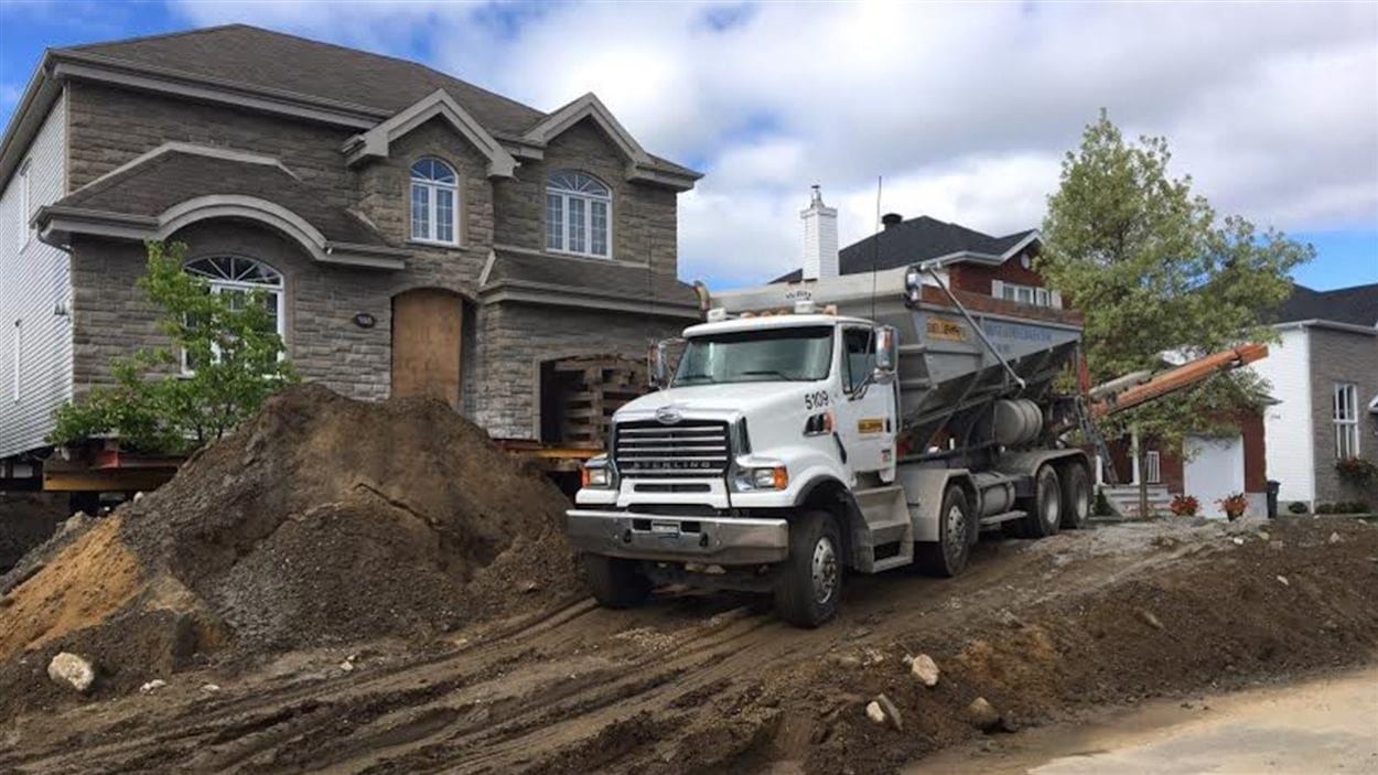 Une maison de Trois-Rivières soulevée pour des travaux de réparation à cause de la pyrrhotite.