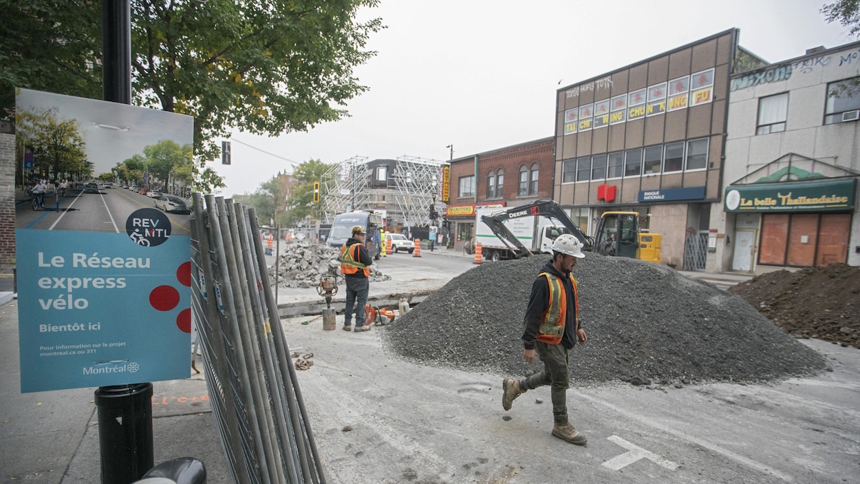 Des travailleurs et un tracteur sur le chantier de la rue Saint-Denis.