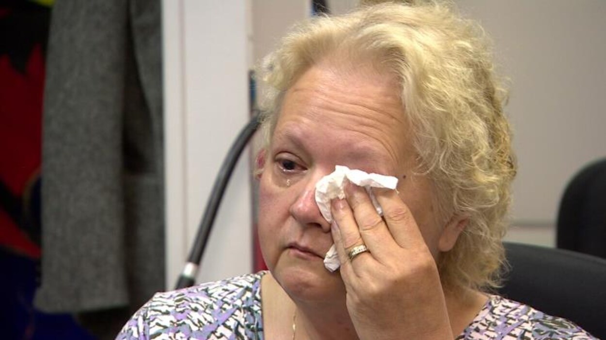 Charlene Klyne sèche ses larmes à l'aide d'un mouchoir.