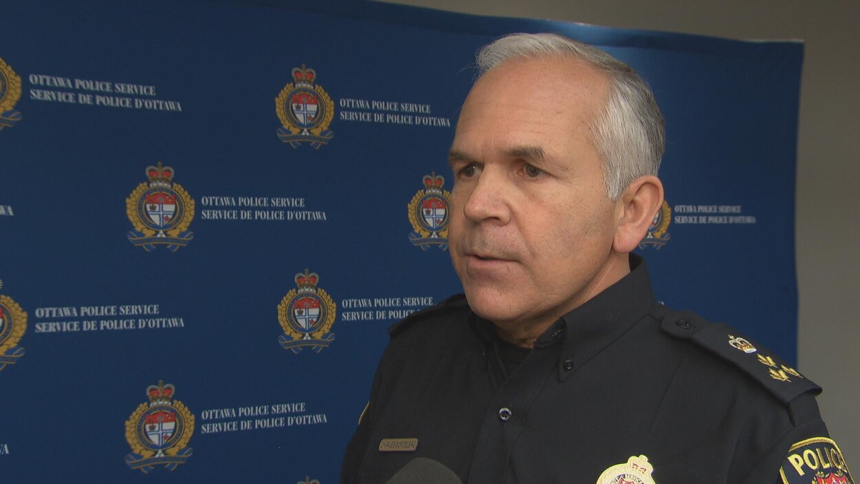 Charles Bordeleau en entrevue avec Radio-Canada devant un rideau avec des logos du Service de police d'Ottawa. Charles Bordeleau en entrevue avec Radio-Canada devant un rideau avec des logos du Service de police d'Ottawa.