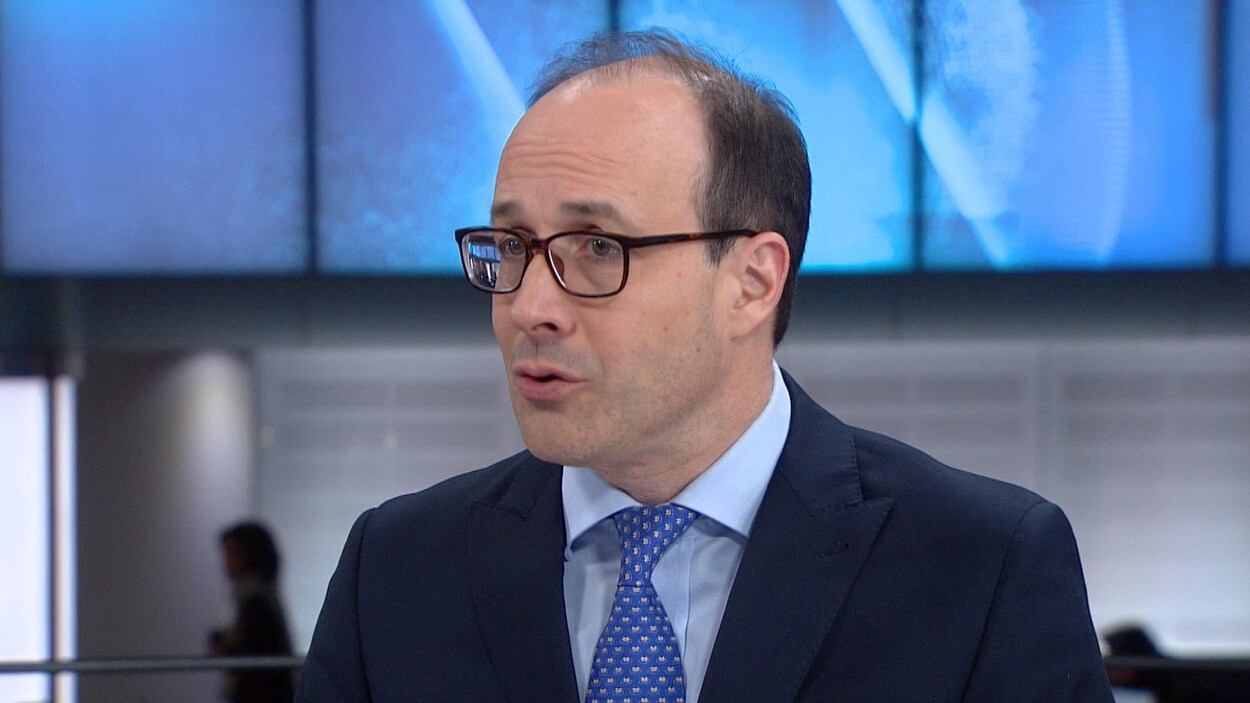 Charles Émond en entrevue sur un plateau de télévision.