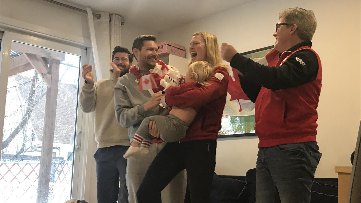 Proches et amis de Charles Hamelin jubilent après que ce dernier vient de clore sa carrière olympique avec une médaille d'or.