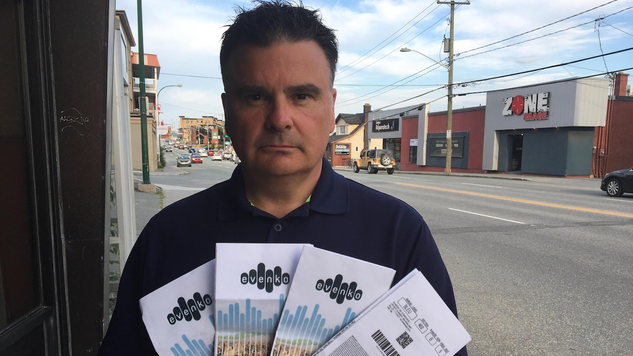 Le Sherbrookois Charles Lamoureux s'est procuré quatre billets pour le spectacle de Coldplay à Montréal. Une fois au Centre Bell, ces derniers étaient invalides.