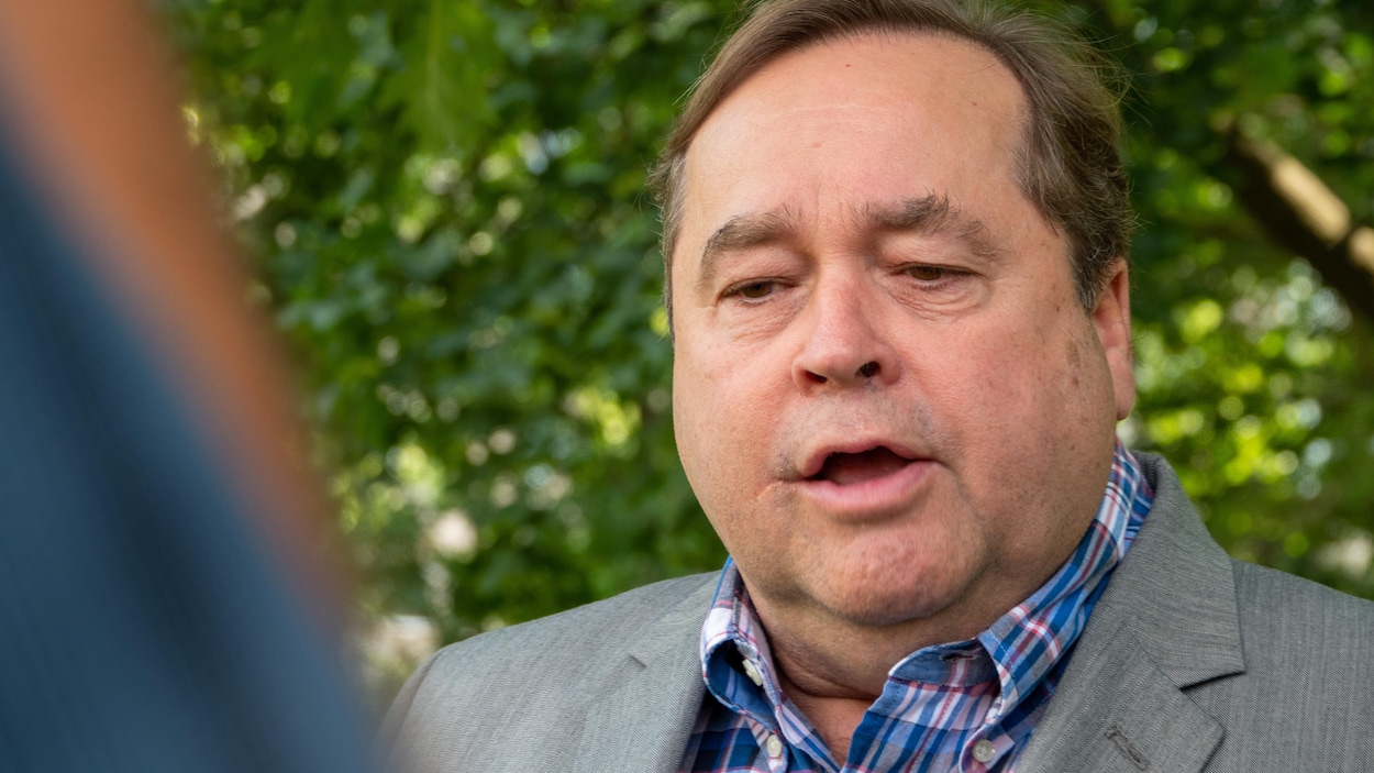 Charles McVety
Pasteur évangélique, président du Collège Chrétien Canadien s'exprime devant la presse