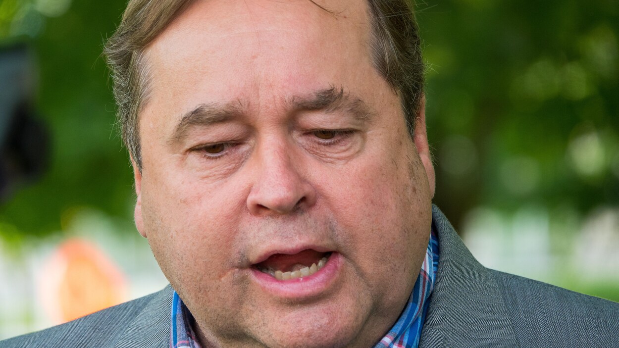 Charles McVety
Pasteur évangélique, président du Collège Chrétien Canadien s'exprime devant la presse