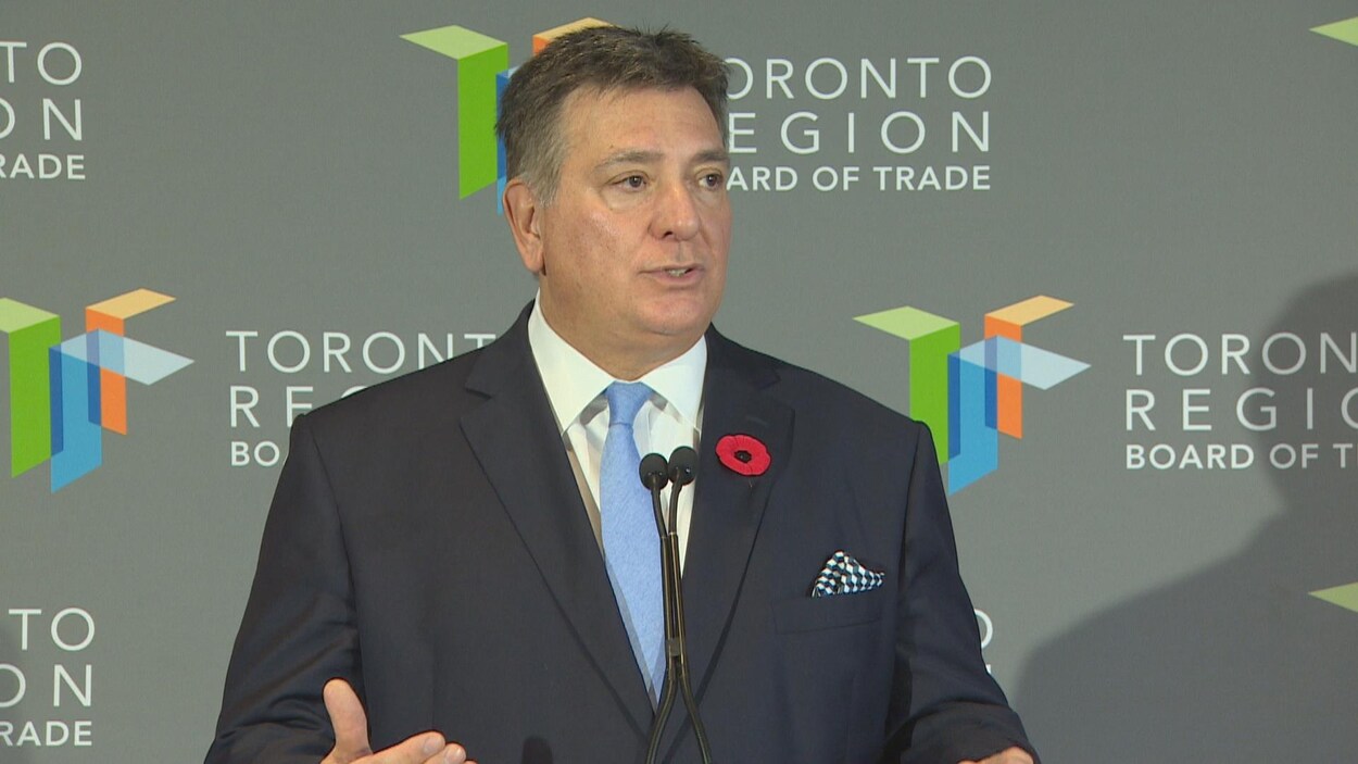 Le ministre des Finances de l'Ontario alors qu'il prononçait un discours au Toronto Board of Trade. Le ministre des Finances de l'Ontario alors qu'il prononçait un discours au Toronto Board of Trade.
