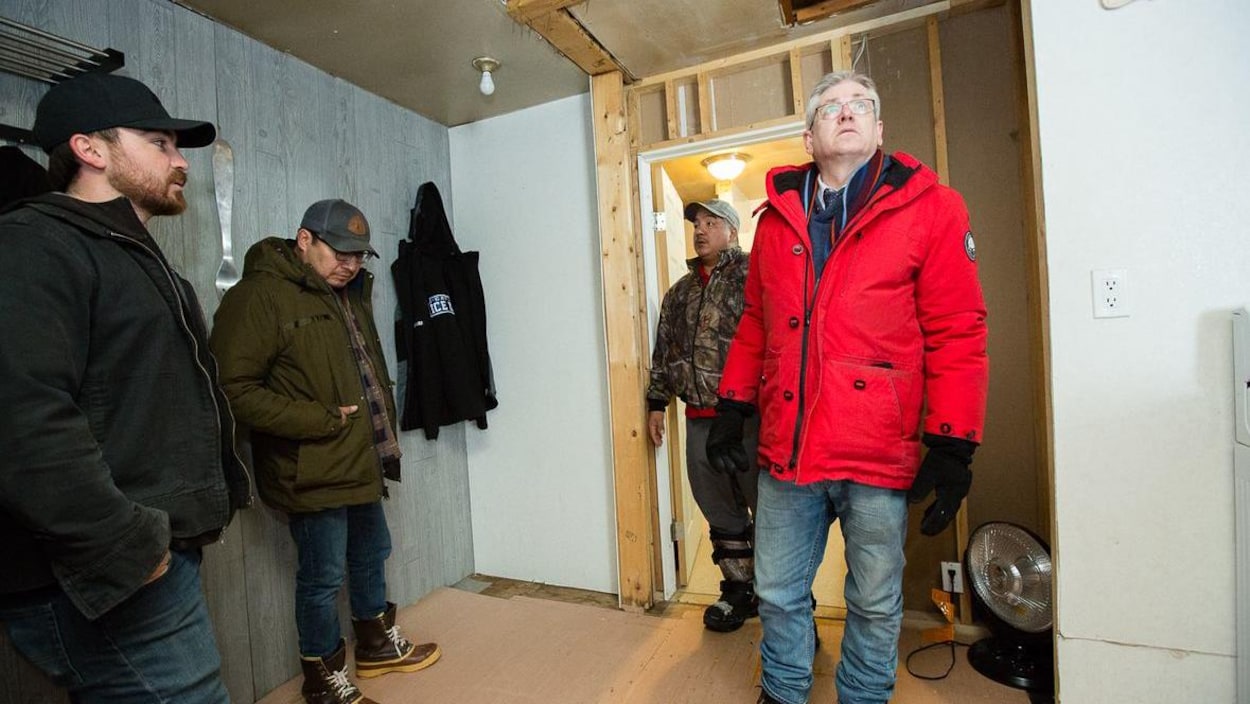 Un groupe de personnes dans une maison en construction.