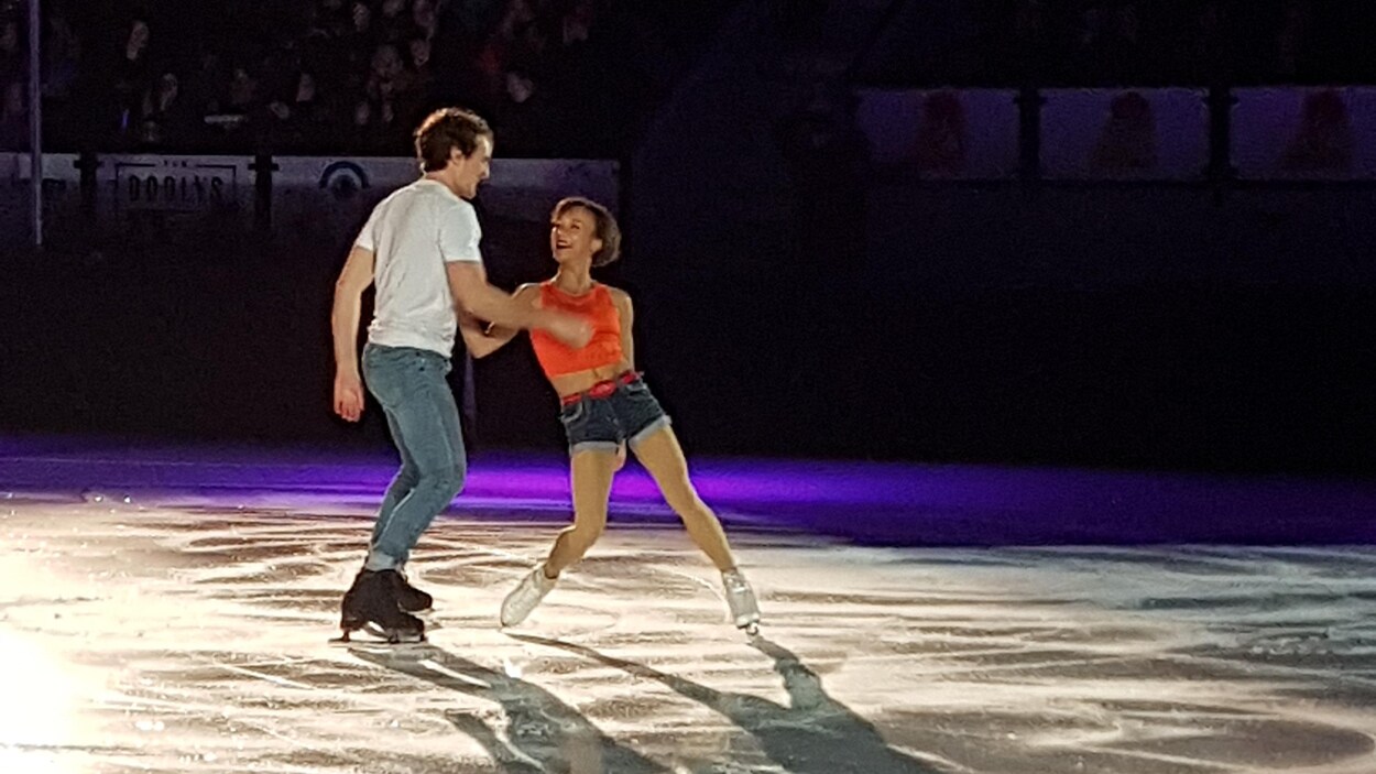 Charlie Bilodeau et Lubov Ilyushechkina dansent sur la glace en riant.