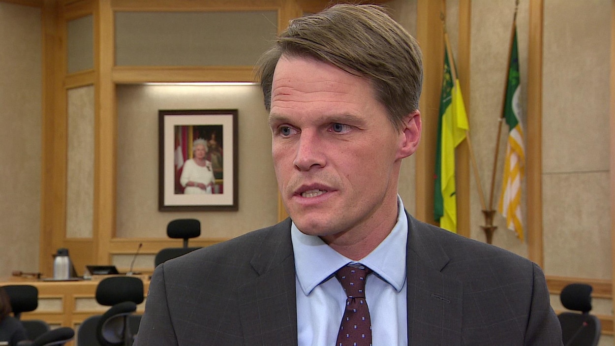 Le maire de Saskatoon, Charlie Clark, s'adresse aux membres des médias. Le maire de Saskatoon, Charlie Clark, s'adresse aux membres des médias.