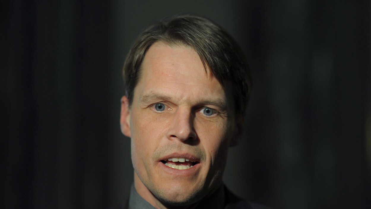 Charlie Clarke en train de répondre aux questions des journalistes.