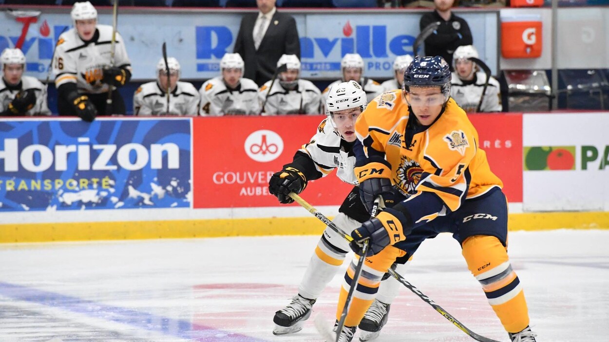 Le défenseur des Cataractes de Shawinigan Charlie Roy Le défenseur des Cataractes de Shawinigan Charlie Roy