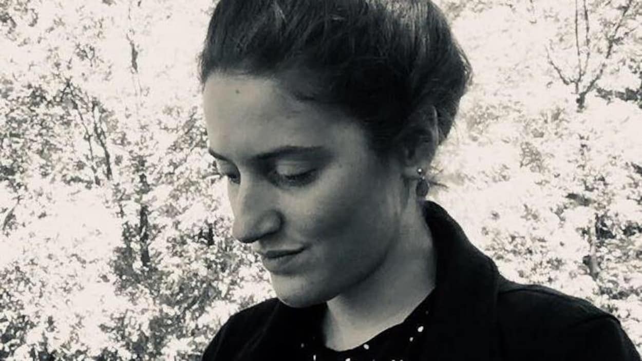 Portrait en noir et blanc de l'auteure Charlotte Biron