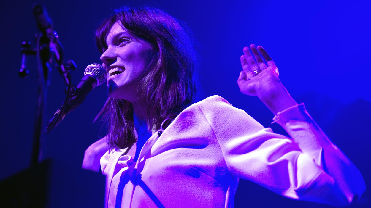 Charlotte Cardin chante sur scène. Charlotte Cardin chante sur scène.
