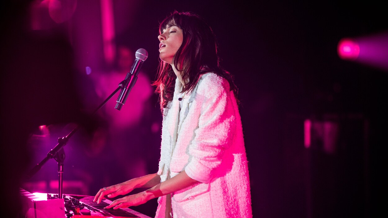 Charlotte Cardin chante et joue du clavier sur scène